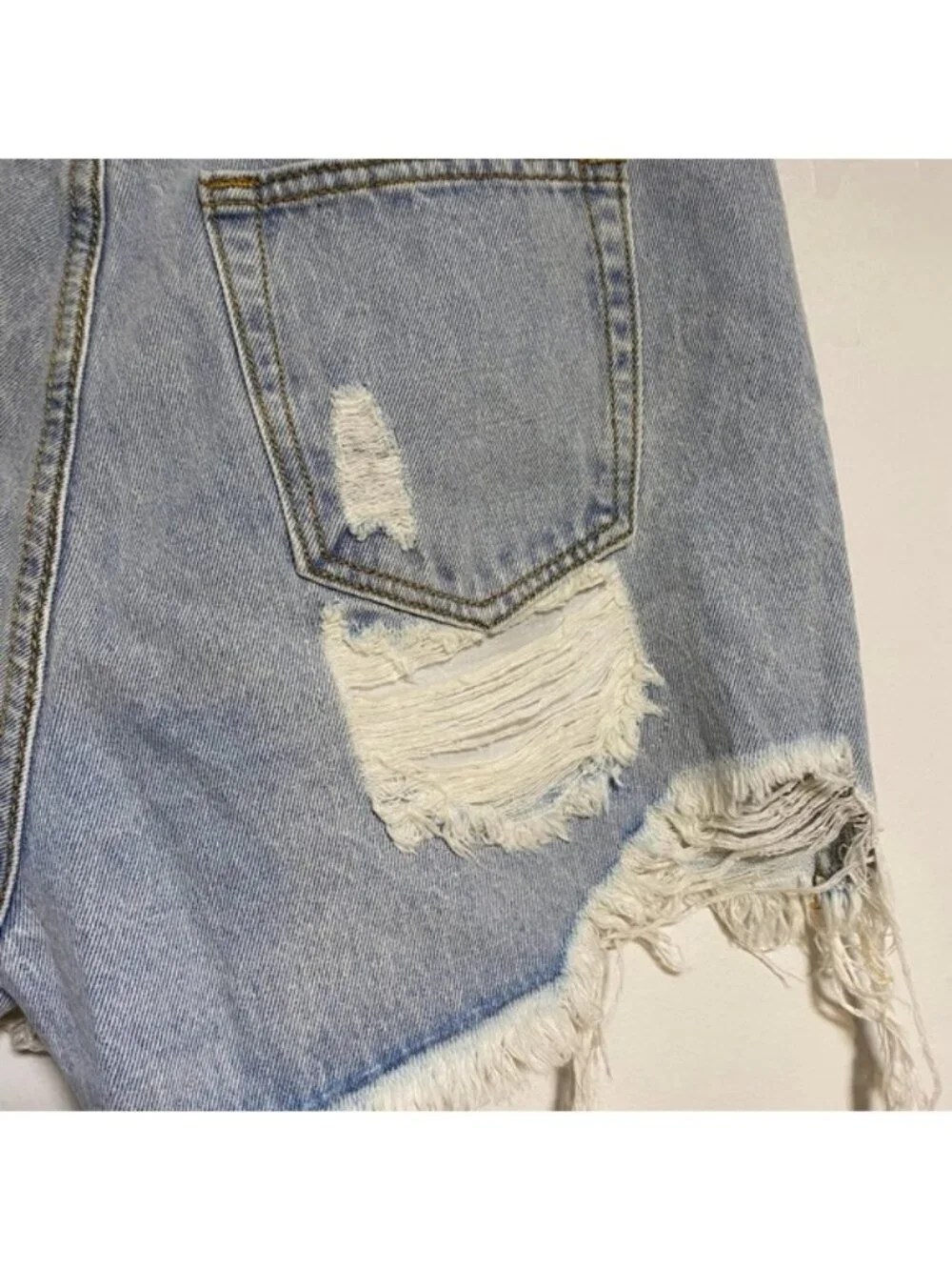 Missguided Distressed Light Wash Denim Shorts – US 6 / UK 10 – Frayed Hem